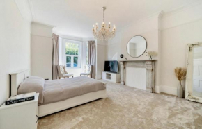 Freshly renovated 2 bedroom apartment 10 mins from Cotswolds Child Friendly Great location with plenty of nearby free parking freestanding bath and outdoor private terrace area